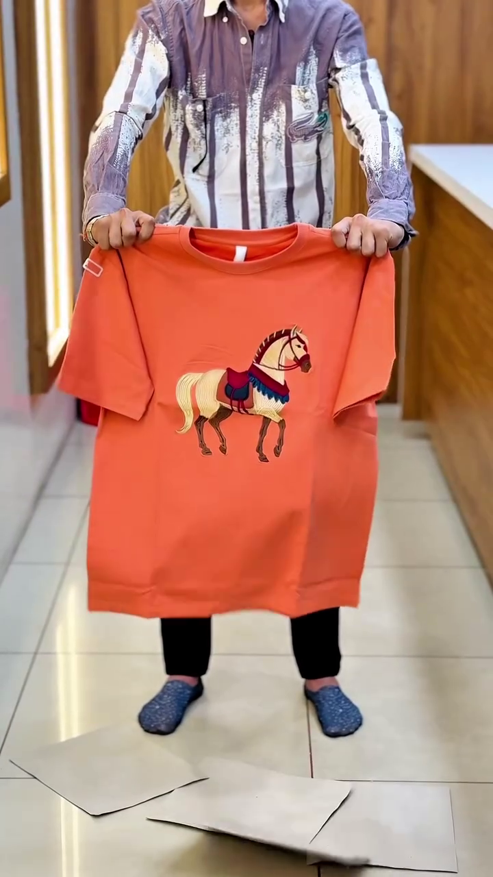 Men Horse Embroidery Relaxed Fit Crew-Neck T-Shirt